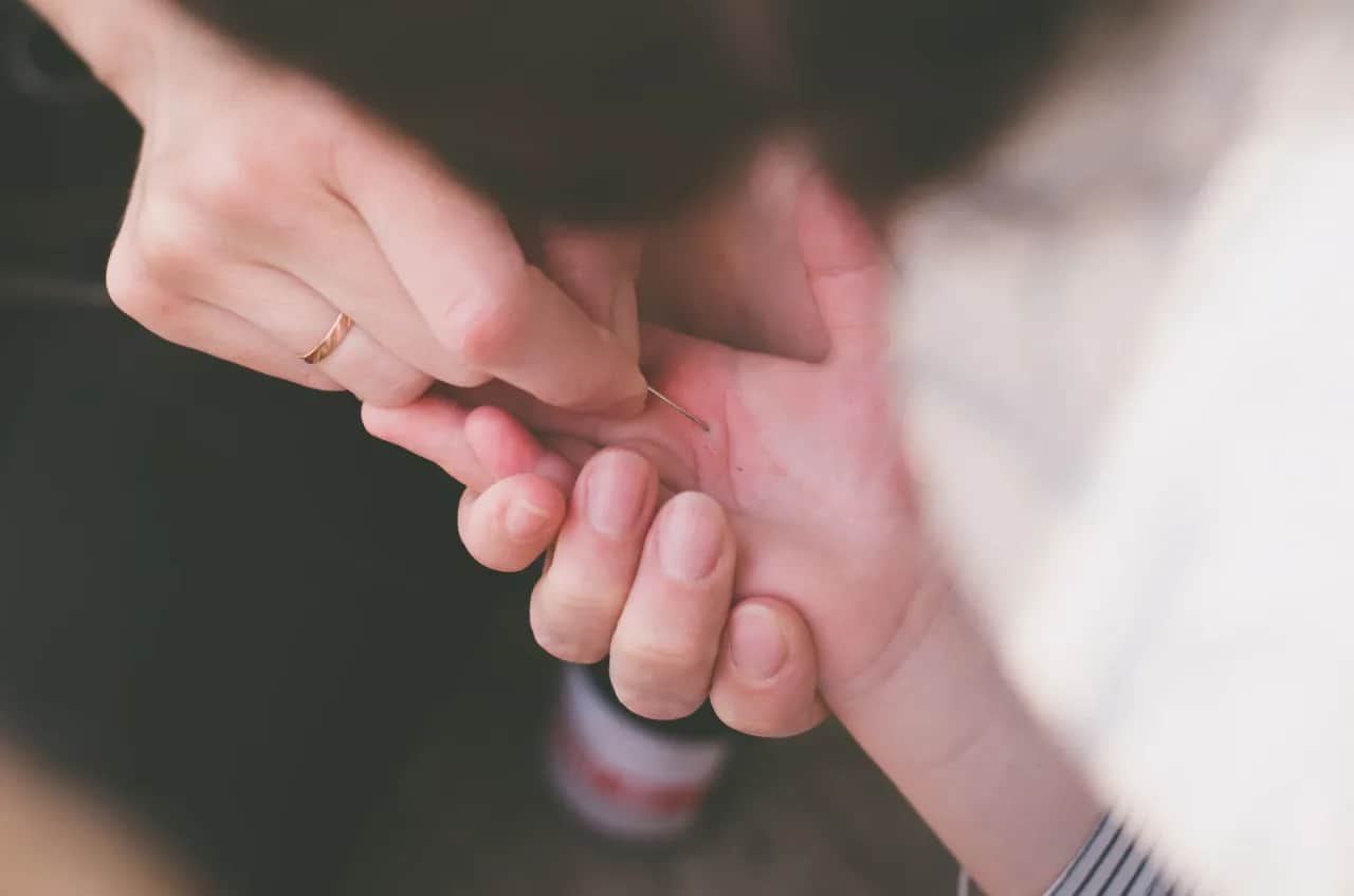 Bolesna drzazga pod paznokciem? Poznaj triki na bezbolesne usunięcie